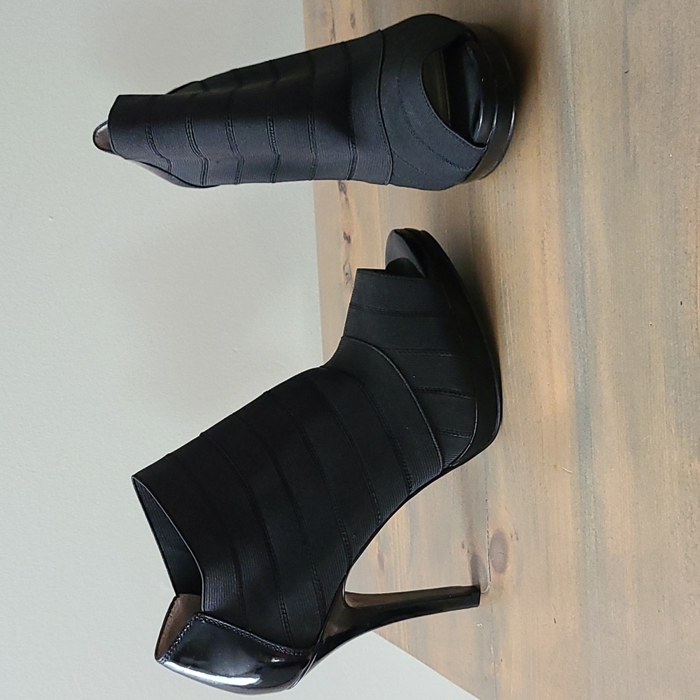 New no Box. Nine West Zori Stretch Peep Toe Bootie. Size 9.